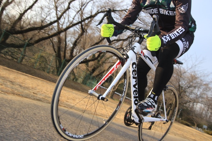 最新トレッドと伝統の320TPIケーシングを組み合わせたレース